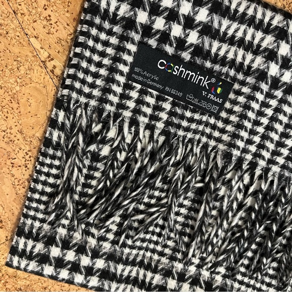 V FRAAS Cashmink Black & White Houndstooth Fringed Scarf - Picture 2 of 12